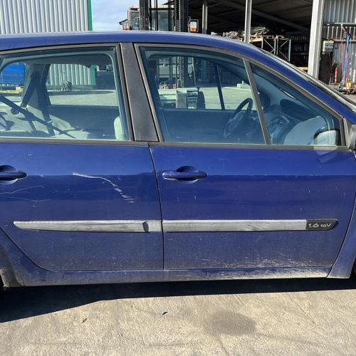 Vehicule-RENAULT-GRAND-SCENIC-2-PHASE-1-2004-5f2db484385a64388fb87c49764ac5a4ed24ec68dc20ccd882bc5c031646b2af_mtn.jpg