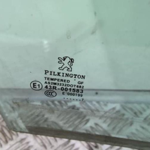 71575432-73944860-3d4f-4447-9a4a-02e997e5bd92-Piece-71575432-Vitre-avant-droit-9202H3-PEUGEOT-207-PHASE-1-14i-8V-5b8df45cc8f27a7739623c5a1a1ced84038063f38604dff8bdea6e2135ca40c8_m.jpg