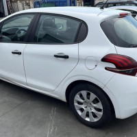 Vehicule-PEUGEOT-208-1-PHASE-2-2015-4509b8017fcbe3e7f463126f647e9a6dfb5d7c39b7c7a90f2c70ed9d3ff2b2b8_mtn.jpg