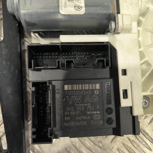 74147858-7ccca14e-6dc0-42b2-a7c4-394a3b9695fc-Piece-Moteur-leve-vitre-avant-droit-1T0959702LZ0V-VOLKSWAGEN-PASSAT-5-CC-COUPE-e06f84db602a419d9f84f11a5ba8ccbc4d5a4c8fdd9339fcdb5d8d608841f591_m.jpg