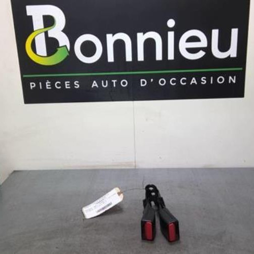 Attache ceinture arriere droit
