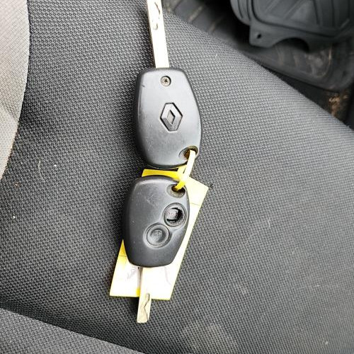 Vehicule-RENAULT-CLIO%25203%2520PHASE%25202-2010-33f6f9894b6c21703eb4242354e85ee20a3f9ae62827bc2ac897c70aa6f79b88_m.jpg