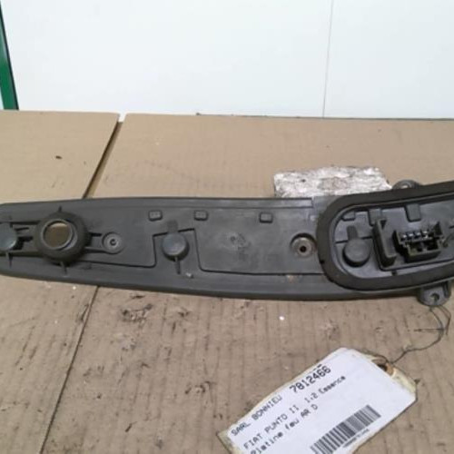 Piece-7812466-Platine-feu-arriere-droit-FIAT-PUNTO-2-PHASE-1-Essence-65bad55febd464040ded59db84a7d44db49df583d54f286d207c35ff7ee7395d_mtn.jpg