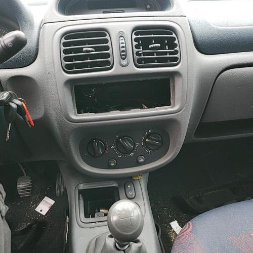Vehicule-RENAULT-CLIO-2-PHASE-1-2001-b76b033854752e7c7c89a6f211ede1337faa7224494c4324b030b1f197658a8e_mtn.jpg