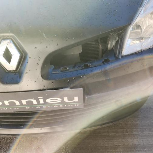 Vehicule-RENAULT-CLIO-3-PHASE-1-2006-d8ca09372d21e99100eac0495f221702c858c5e6b1c66c6a94a3487e10e1c24f_mtn.jpg