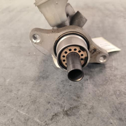 79831670-d1e37bb0-6580-4cbf-be22-c90558a7b1d9-Piece-Maitre-cylindre-freinage-7701209308-RENAULT-CLIO-3-PHASE-1-fb5aa539841a669391fdaf774668a390c39d0948f579f82c5174e2ed29923e18_m.jpg