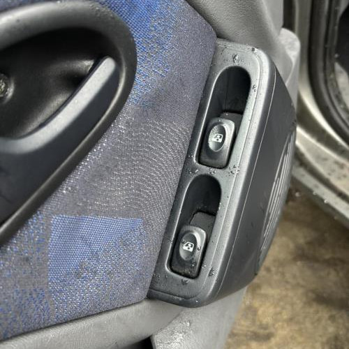 Vehicule-RENAULT-CLIO-2-PHASE-1-2000-7840578a3c73261232e09bd6fa75cf54aade6bfeb84ce51d6c03920aa19c2fdd_mtn.jpg