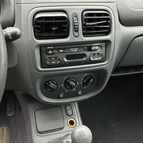 Vehicule-RENAULT-CLIO-2-PHASE-1-2000-cce2f4b213b4a44137aae59d36e504f386312ac2a36990bd431ab7b8841d1f44_mtn.jpg