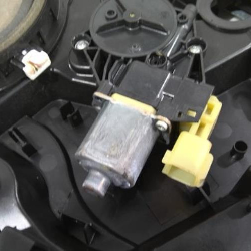81523623-6c831e8c-e3ca-4384-aeec-9c30908cd830-Piece-81523623-Moteur-leve-vitre-avant-gauche-1852321-FORD-FIESTA-6-PHASE-1-125i-16V-a15cbf40556acb471c8b2d7c1814494ea1b83982cf227eaa32002664c741eee0_m.jpg