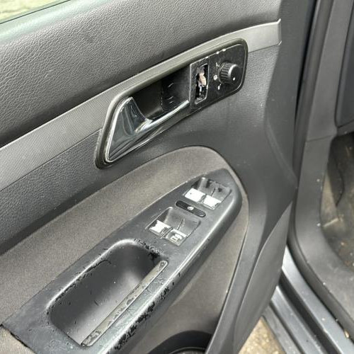 Vehicule-VOLKSWAGEN-TOURAN-1-PHASE-1-2005-8107f219ef04fb21187ee1846c28d79000c5e28a3e2edec531a31a401d485ec7_mtn.jpg