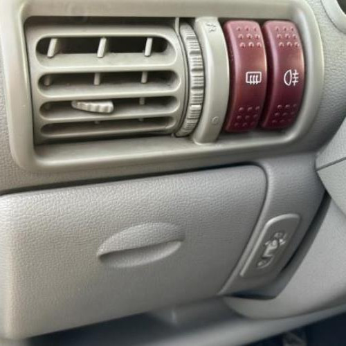 Vehicule-RENAULT-TWINGO-1-PHASE-3-2001-098a3c5af0be03b4c9f71eac80839bc659aa45212e423205fa46b7e70f78c110_mtn.jpg