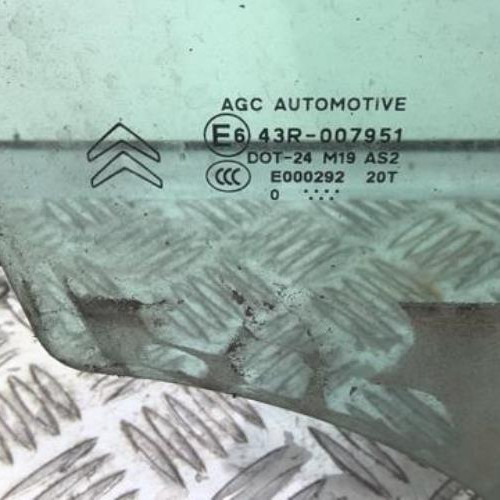 89867534-6b372be9-afd3-4758-b6f3-f0cd996088b8-Piece-89867534-Vitre-avant-droit-9806027280-CITROEN-DS3-PHASE-1-16-THP-16V-TURBO-46a51ec167d58f142c7533228f2763745a230a23ce5957f672363d921b637a1c_m.jpg