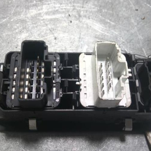 91545820-a506d85a-5a57-44ed-a3ce-0714683059c0-Piece-91545820-Interrupteur-de-leve-vitre-avant-gauche-RENAULT-LAGUNA-2-PHASE-2-20-DCI-16V-TURBO-c2e96caa4c6e12aaed271d6d471bc8b04a1ef4ca182d3f695dfcc7830cea9276_m.jpg