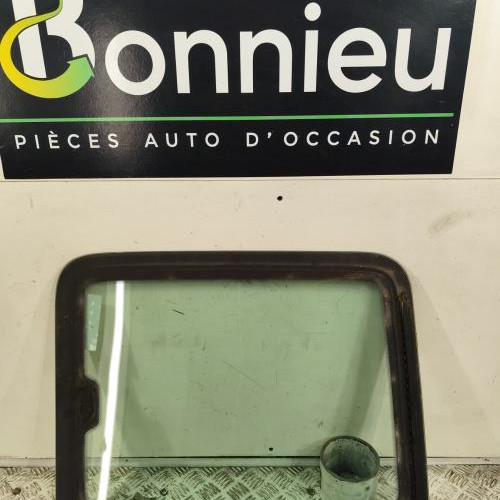 91838580-2710e617-244a-49b9-ab69-cc645303989d-Piece-Vitre-arriere-gauche-7700354899-RENAULT-KANGOO-1-PHASE-1-9647ceeeff8d7931d69c2a753a1f4c44f69ad7908c8c342e03fcd77edf3e3427_m.jpg