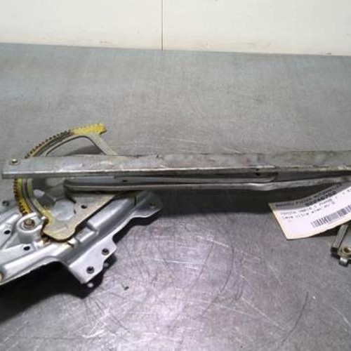 92246752-652f9f28-b738-4e7c-9959-73ffdbd58762-Piece-92246752-Leve-vitre-electrique-avant-gauche-698200D010-TOYOTA-YARIS-1-PHASE-1-10i-16V-6909387c0d123345eccc02b7c020c19a40cbe9e41234e383e5e3546c1216ed7a_m.jpg