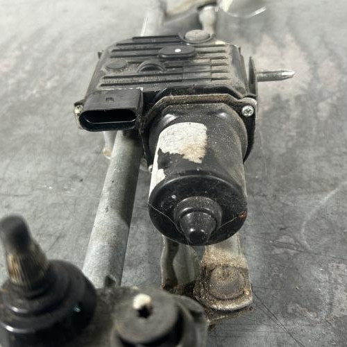 92247690-76f02653-c683-4a56-ab0b-68ef59b70efe-Piece-Moteur-essuie-glace-avant-5K1955601-VOLKSWAGEN-SCIROCCO-3-PHASE-1-COUPE-3a3a65cb3439b7bd9d9bbc42948363d01b3b00e718faac077a000a6a35c0f227_m.jpg