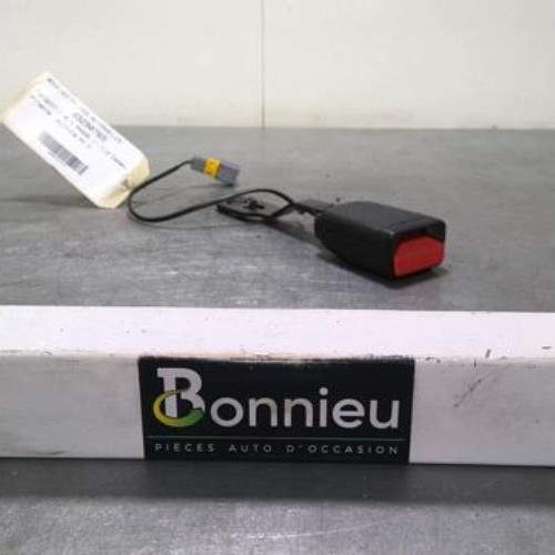 Attache ceinture avant droit
