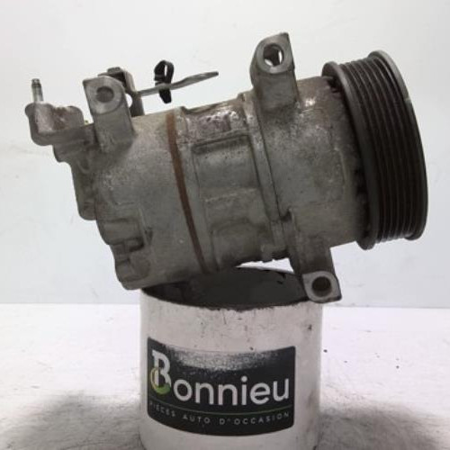 93291225-eba1087f-cae2-4463-97bd-272fc15cc4a9-Piece-93291225-Compresseur-clim-9822184980-PEUGEOT-208-1-PHASE-1-12-VTI-12V-2e63dd52bbf953774e403c25b7fe528b2684878709e02f6593fe847415e74bda_m.jpg