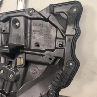 93293735-094b6761-749c-4574-a42a-6f41c3151588-Piece-Leve-vitre-electrique-avant-droit-KD5358590-MAZDA-CX5-1-PHASE-2-e8f997d2da6538338e3e3f46b8aba83d9bef13934f5b9259541d153abf1e43b9_m.jpg