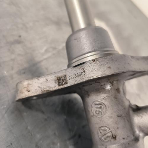 93300525-1d0431d7-7b02-4707-bfd5-049207a51ca7-Piece-Maitre-cylindre-freinage-KDY34340ZA-MAZDA-CX5-1-PHASE-2-5dea686973d6b4e14cf6180426e0719e6d072034298b74e920c1aeb0dbc3bd7d_m.jpg