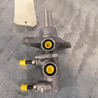 93300525-e501da3c-e601-496d-bffc-0f1f008180da-Piece-Maitre-cylindre-freinage-KDY34340ZA-MAZDA-CX5-1-PHASE-2-c99216a2eee663bed17b89d64074fb7583eb5ac7808176478b45ca992eaaa629_m.jpg