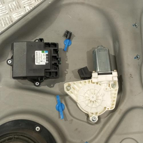 93738592-1bbfc846-1435-45c9-9976-c8a5c5a31320-Piece-Leve-vitre-electrique-arriere-gauche-1697303379-MERCEDES-CLASSE-A-169-PHASE-1-4da9daf742dad2089e5507cc8faed5c25df1668c8eb0575ad9f6089ae79ca90c_m.jpg