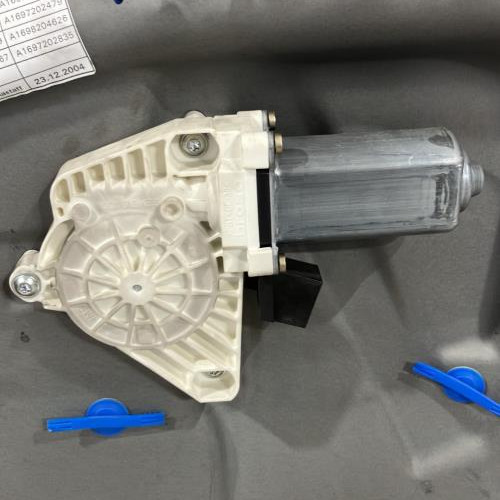 93738593-aaf228a4-ed5f-400c-9123-4b083e9a0416-Piece-Leve-vitre-electrique-avant-droit-1697203279-MERCEDES-CLASSE-A-169-PHASE-1-45bae363f3012e209db0fa94414875c23722690dc8602f7deeaface948eeebec_m.jpg