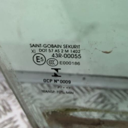 93820784-aa5feb19-8e0c-4e3e-ac64-b40c090bdd3c-Piece-93820784-Vitre-avant-droit-9806085580-CITROEN-DS5-PHASE-1-20-HDI-16V-TURBO-797881b971b7d022ddbb467568a44489f31b5daef2cef1b8a03e50a96be4e1ea_m.jpg