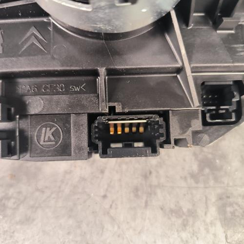 93821374-7a1731dd-a4fd-42b1-8556-f91ac1768c33-Piece-Com-Bloc-Contacteur-TournantCommodo-Essuie-GlaceCommodo-Phare-CITROEN-DS5-PHASE-1-cefdec507f930dfc0172f001a1d8af8784b9ca3d08843fcd3a91db4a372dd4ca_m.jpg