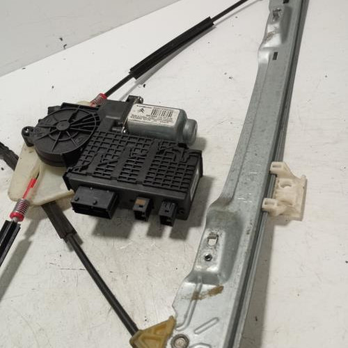 94710175-c7c09c7d-c9ab-49d3-a012-ed1af4564e4e-Piece-Leve-vitre-electrique-avant-droit-00009222CT-CITROEN-C4-PICASSO-1-dacc5b0fb627c50695befd50b3783ba1804dcdea047f2fffbda22111d9823377_m.jpg