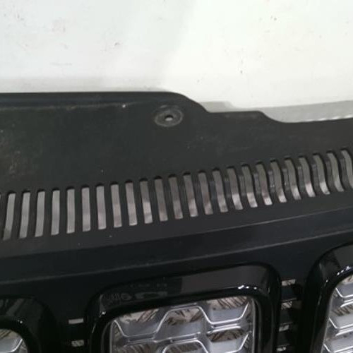 95982669-561a87cf-67ad-431f-989e-376a9900855c-Piece-95982669-Calandre-68258419AA-JEEP-GRAND-CHEROKEE-3-PHASE-2-30-CRD-24V-V6-TURBO-4-9da1eb8a868438aee0e43551e43c16bebb72c1f5501e8a3777a31c01a59b0471_m.jpg
