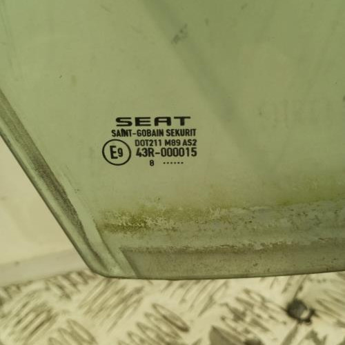 96044916-f425b42a-3711-4a75-8724-f499d9f6290e-Piece-Vitre-arriere-droit-6J4845206-SEAT-IBIZA-4-PHASE-1-d10ff769c4bed978a8fbfaaf2c46346f3e691e16795fc9010c4432b0f46d6518_m.jpg