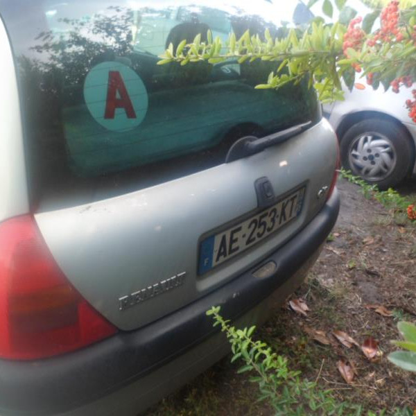 Vehicule-RENAULT-CLIO-II-MTV-1-4-2000-04276b17b47039656d0d3bed4cce123b29bbb390ae9de7757941194eaf1a9833.JPG